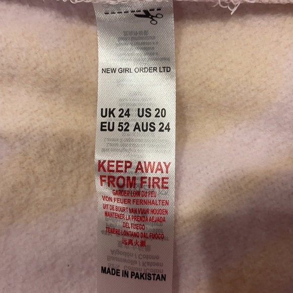 NEW girl ORDER pink tie dye shorts with design on front - Picture 4 of 6